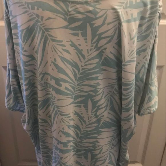 Women’s Plus Size 3x Light Blue And White Leaf Design Top Very Soft - Picture 2 of 3